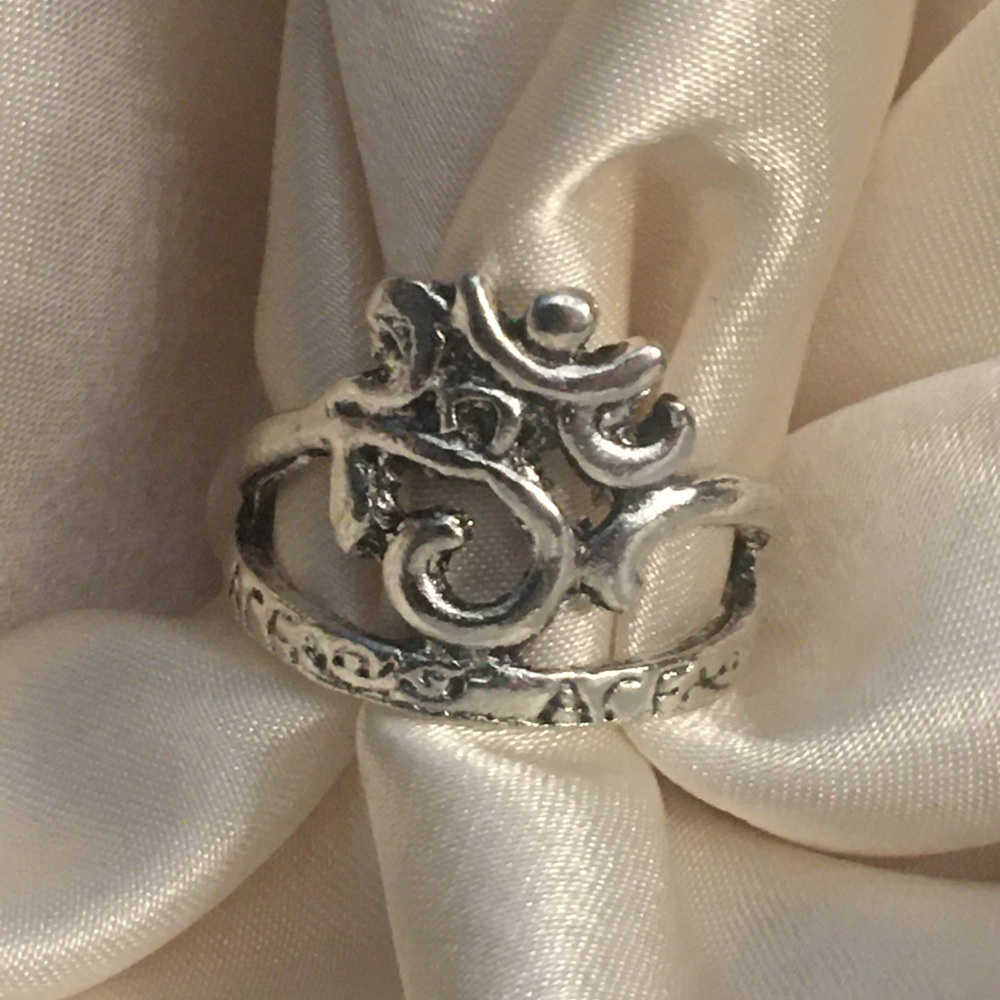 ❤️ 2 for $10 PRICE DROP 
Vine Crown Ring